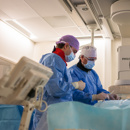 De Interventieradioloog Brengt Via Uw Liesslagader Een Katheter In Uw Leverslagader Om Bolletjes Chemotherapie Toe Te Dienen.