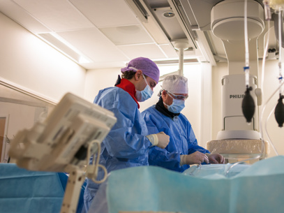 De Interventieradioloog Brengt Via Uw Liesslagader Een Katheter In Uw Leverslagader Om Bolletjes Chemotherapie Toe Te Dienen.