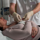 De Oncologieverpleegkundige Brengt Eerst Een Infuus Aan Waardoor Het Cytostaticum Toegediend Kan Worden.
