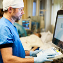 De Anesthesioloog Houdt Tijdens De Operatie Met Bewakingsapparatuur Uw Hartslag, Bloeddruk, Ademhaling En Temperatuur Constant In De Gaten.