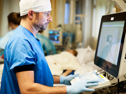 De Anesthesioloog Houdt Tijdens De Operatie Met Bewakingsapparatuur Uw Hartslag, Bloeddruk, Ademhaling En Temperatuur Constant In De Gaten.