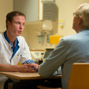 De Radiotherapeut In Gesprek Met De Patiënt Over Het Behandelplan Van De Radiotherapie Bij Botuitzaaiingen