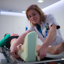 Radiotherapeutisch Laboranten Begeleiden U Tijdens De Bestraling En Zorgen Dat U Precies In De Goede Positie Ligt.