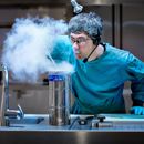 Onderzoeker stikstofwolk NKI lab