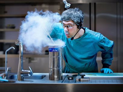 Onderzoeker stikstofwolk NKI lab