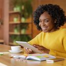 Vrouw Tablet Bruin Afro Krullen Lach Adobestock 354470863